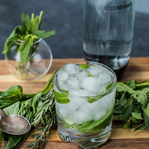 Frisches Sprudelwasser mit Kräutern